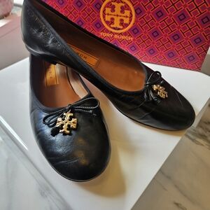 Tory Burch Tory Charm Ballet Flat 10M Perfect Black Goat Leather Gold Logo